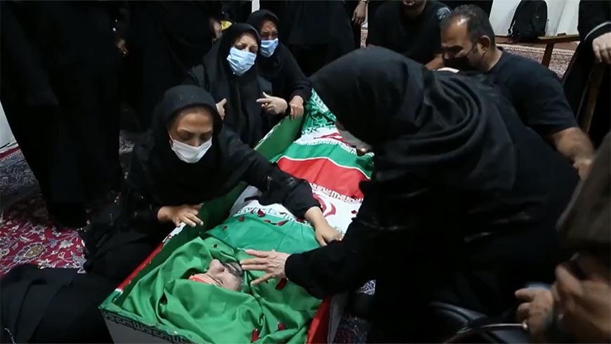 وداع مادر شهید مدافع امنیت پوریا احمدی با فرزندش در معراج شهدا